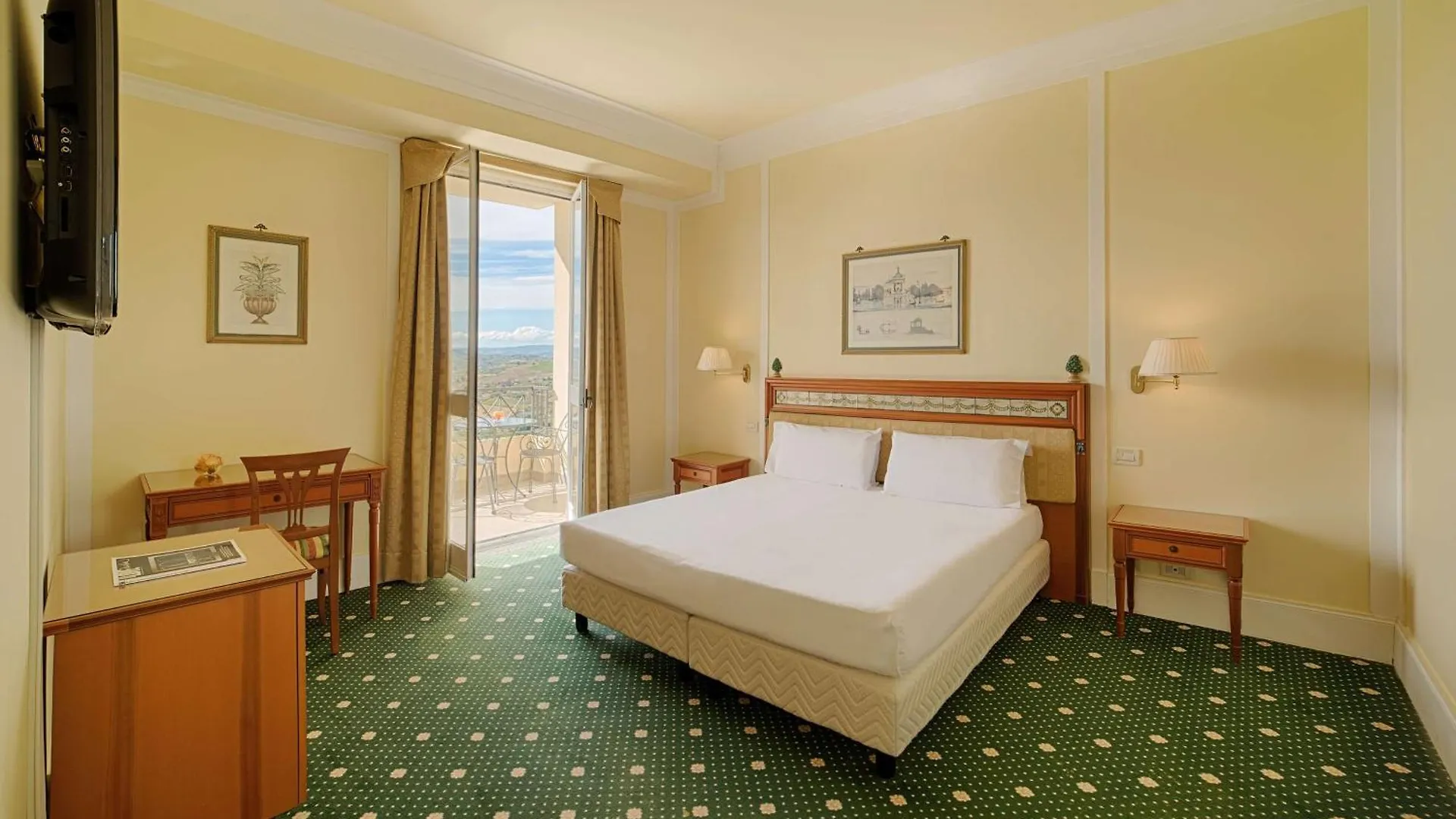 NH Caltagirone Villa San Mauro 4*,